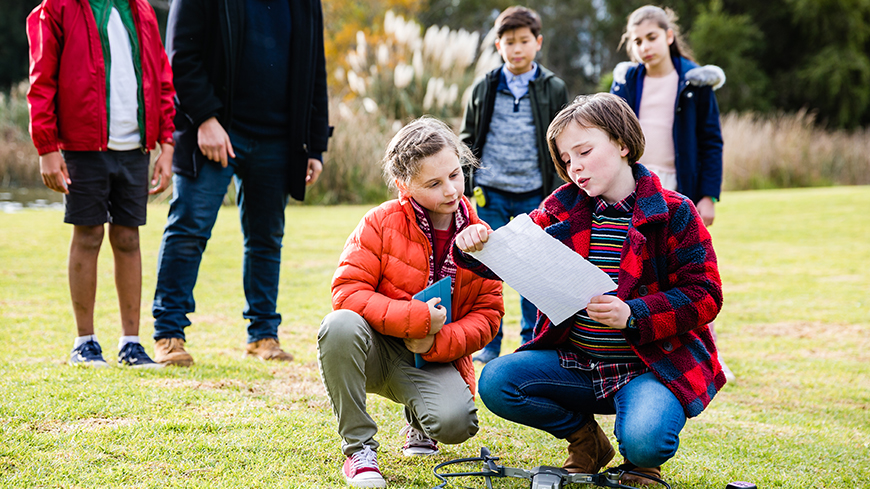 870x489px0002theinbestigatorsthecaseofthedisorienteddroneanniejonesaszoyaannacookeasmaudiemillerast 870x489px0002theinbestigatorsthecaseofthedisorienteddroneanniejonesaszoyaannacookeasmaudiemillerast